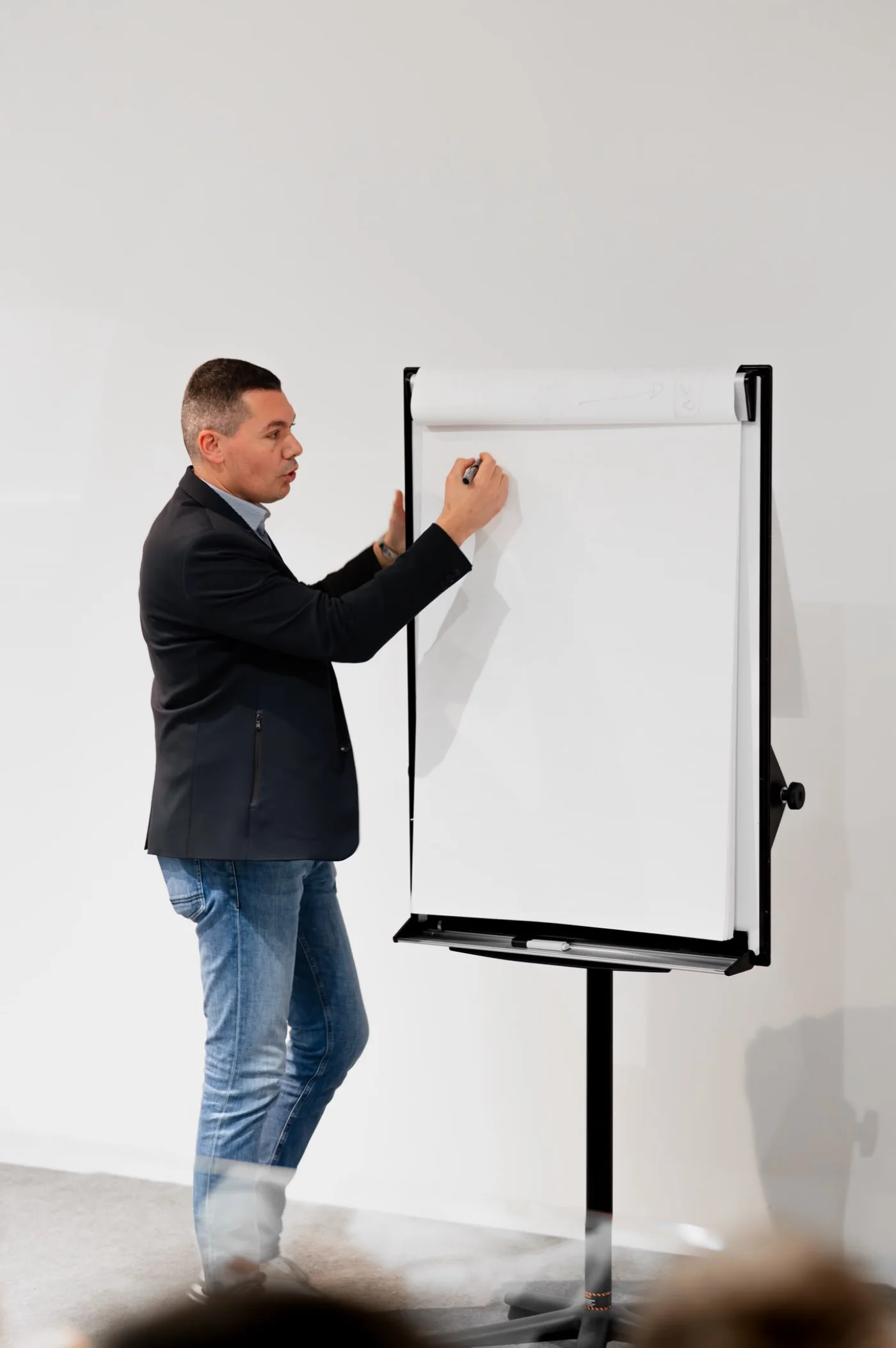 Simon Daragon en intervention, au paperboard